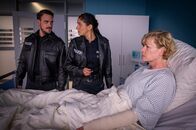Notruf Hafenkante – Karin (Anne Kasprik, r.) ist in Panik und erzählt Pinar (Aybi Era, M.) und Kris (Marc Barthel, l.), dass sie Angst um ihre Schutzbefohlenen hat. Bei dem Überfall auf sie wurde ihr Handy gestohlen, in dem sie die geheimen Adressen abgespeichert hat.