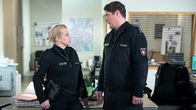 Rote Rosen – Erleichtert versöhnen sich Sandra (Theresa Hübchen, l.) und Bernd (Tim Olrik Stöneberg, r.) für den Moment.