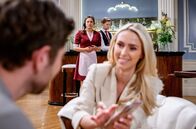 Sturm der Liebe – Larissa (Vivien Wulf, r.) bekommt mit, dass Henry (Elias Reichert, l.) noch sehr an Maxi (Katharina Scheuba, h.M.) hängt.