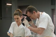 Silent Witness – Dr. Nikki Alexander (Emilia Fox, l.); Dr. Thomas Chamberlain (Richard Lintern, r.)