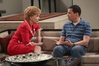 Two and a Half Men – Als Walden Alan (Jon Cryer, r.) bittet, einen Ehevertrag zu unterschreiben, bekommt dieser Zweifel an der bevorstehenden Hochzeit und sucht Rat bei seiner Mutter (Holland Taylor, l.). Doch kann die ihm wirklich weiterhelfen?