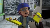 Feuerwehrmann Sam – Trevor Evans ist mit seinem Bus über Normans Skateboard gefahren.