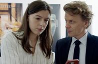 Das gestohlene Bild – Aurore (Louise Chevillotte) ist die neue Praktikantin von André Masson (Alex Lutz) und steht ihm beim Umgang mit dem Sensationsfund zur Seite. Die Rituale und Machtmechanismen der Kunst- und Auktionswelt sieht sie kritisch.