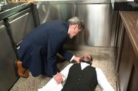 Rote Rosen – Gunter (Hermann Toelcke, l.) ist geschockt, als er David (Arne Rudolf, r.) bewegungslos hinter der Bar entdeckt.