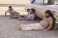 Hangover – Dough, Phil (Bradley Cooper, m.), Stu (Ed Helms, l.) und Alan (Zach Galifianakis, r.) machen sich auf nach Las Vegas. Es soll ein rauschender Junggesellenabschied für Doug werden. Doch am nächsten Morgen fehlt ihnen nicht nur die Erinnerung an den vorherigen Abend, sondern auch der zukünftige Bräutigam. Um Doug so schnell wie möglich zu finden, müssen sie die Ereignisse der vergangenen Nacht mühsam rekonstruieren und erleben dabei allerhand Überraschungen.