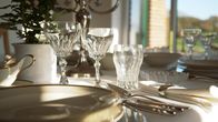 Das war dann mal weg – Die opulent gedeckte Tafel mit zwölfteiligem Service ist heute fast weg.