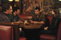 How I Met Your Mother – In einer Bar treffen die Freunde Ted (Josh Radnor, 2.v.l.), Marshall (Jason Segel, l.) und Robin (Cobie Smulders, r.) auf New York Yankee-Spieler Nick Swisher (Nick Swisher, 2.v.r.) ...