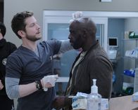 Atlanta Medical – Dr. Conrad Hawkins (Matt Czuchry, l.); Al Raines (Alimi Ballard, r.)