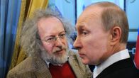 Putins Russland – Wladimir Putin hat seine eigene Theorie über den Unterschied zwischen Feinden und Verrätern. Alexei Wenediktow, Chef des Radiosenders "Echo Moskau", erklärt, warum Putin mit Verrätern keine Gnade hat.