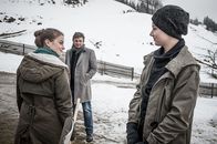 Der Bergdoktor – Karl Moser (Lenius Jung, r.) ist skeptisch, ob er bei Martin (Hans Sigl, M.) auf dem Gruberhof wohnen soll. Doch als er die hübsche Lilli Gruber (Ronja Forcher, l.) sieht, ist er hin und weg.