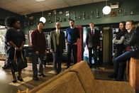 Community – Wird das Greendale College in eine Subway-Universität umgewandelt oder können und wollen das Shirley (Yvette Nicole Brown, l.), Chang (Ken Jeong, 2.v.l.), Dean Pelton (Jim Rash, 3.v.l.), Jeff (Joel McHale, M.), Annie (Alison Brie, 2.v.r.) und Britta (Gillian Jacobs, r.) noch verhindern?