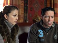 In aller Freundschaft – Arzu (Arzu Bazman) und Philipp (Thomas Koch) versuchen ein unbeschwertes Wochenende zu verbringen, doch beiden wird sehr schnell klar, dass sie nicht mehr unbefangen miteinander umgehen können. Arzu bittet Philipp, wieder nach Leipzig zu fahren und über die Scheidung nachzudenken.