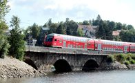 Eisenbahn-Romantik – Abfahrt der Regiobahn von Schluchsee in Richtung Titisee und Freiburg, die schönste Stelle am See mit Blick auf den Ort Schluchsee.
