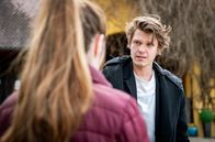 Sturm der Liebe – Valentina (Aylin Ravanyar, l.) will Otto (Maurice Lattke, r.) helfen, sich aufs Treffen mit seinen Eltern vorzubereiten.