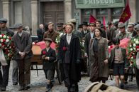 Babylon Berlin – Dr. Völcker (Jördis Triebel, Mitte) hat sich der Trauergemeinde angeschlossen.