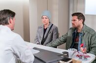 Die Fallers - Die SWR Schwarzwaldserie – Eva (Lucie Muhr) und Andreas (Ralph Gassmann, re.) sind zuversichtlich in die Klinik gefahren. Doch Dr. Schröder (Stefan Roschy) hat keine guten Nachrichten für sie - die Chemo schlägt nicht an.