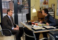 Rote Rosen – ARD ROTE ROSEN FOLGE 1440 Uhr im ERSTEN. Torben (Joachim Kretzer, l.) tritt bei Jan (Timothy Peach, r.) als Veras Anwalt auf.
