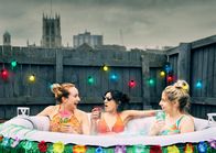 Hullraisers – Toni (Leah Brotherhead, l.), Rana (Taj Atwal, M.) und Paula (Sinead Matthews, r.) genießen eine Auszeit in ihrem eigenen kleinen Paradies. Doch das tägliche Chaos lässt nicht lange auf sich warten.