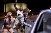 Zombieland – Als einer der letzten Nicht-Zombies in seiner von Untoten besetzen Heimatstadt konnte Angsthase Columbus (Jesse Eisenberg, r.) bisher alle Angriffe erfolgreich abwehren, weil er sich immer strikt an seine "47 Überlebensregeln für Zombieland" gehalten hat ...