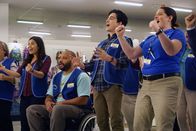 Superstore – v.l.n.r. America Ferrera, Colton Dunn, Ben Feldman, Lauren Ash) mit einem gemeinsamen Schlachtruf.