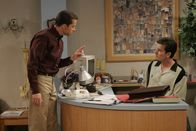 Two and a Half Men – Alan (Jon Cryer, l.) gibt Charlie (Charlie Sheen, r.) die letzten Anweisungen, bevor er ihn alleine in seiner Praxis lässt ...