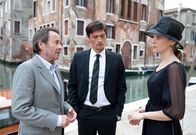 Donna Leon – Brunetti (Uwe Kockisch, links) hat noch Fragen an Maurizio Fulgoni (Stipe Erceg) und dessen Frau Sofia (Jeanette Hain).