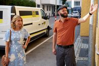 Die Rosenheim-Cops – Paketbote Hannes Winkler (Steffen Wolf, r.) hat für Christin Lange (Sarah Thonig, l.) eine Wohnungsbesichtigung organisiert. Nur blöd, dass er sich nicht mehr an den Straßennamen erinnern kann.