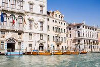 Expedition in die Heimat – Stockfotografie Fluss mit Motorbooten in der Nähe antiker Gebäude in Venedig, Italien : lizenzfreie Fotos