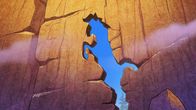 Yakari – Das blaue Pferd ist eine Öffnung im Felsen, durch die der Himmel scheint.