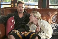 Hart of Dixie – So war das nicht geplant! Eigentlich hatte Lemon (Jaime King, r.) ein Mädelswochenende geplant, doch dann endet das Ganze in einer aufschlussreichen Nacht für George (Scott Porter, l.) ...