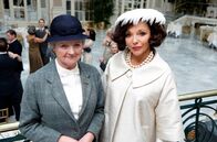 Agatha Christies Marple – L-R: Miss Jane Marple (Julia McKenzie) und Ruth Van Rydock (Joan Collins)
