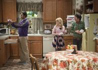The Big Bang Theory – Organisieren ein Essen zu Ehren von Mrs. Wolowitz: Howard (Simon Helberg, r.), Bernadette (Melissa Rauch, M.) und Raj (Kunal Nayyar, l.) ...