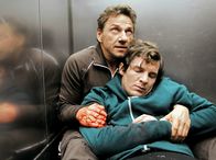 Tatort – hr-fernsehen TATORT: DAS MÄDCHEN GALINA, Kriminalfilm, Deutschland 2009, Regie: Thomas Freundner Uhr. Auf Lannert (Richy Müller) und Bootz (Felix Klare) wurde das Feuer eröffnet. Sebastian Bootz wurde dabei schwer getroffen. Thorsten Lannert versucht, ihn so schnell wie möglich aus der Schusslinie zu bringen.