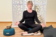 Puls – Puls Meditation – Lebenshilfe oder Geldmacherei? Daniela Lager bei der Meditation Copyright: SRF