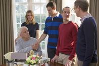 Familienfest – Alle Streitigkeiten und Konflikte scheinen vergessen: Gregor (Marc Hosemann, Mi.), Frederik (Barnaby Metschurat, 2.v.r.), Charly (Nele Mueller-Stöfen, 2.v.l.) und Vincent (Daniel Krauss, re.) gratulieren Hannes (Günther Maria Halmer, li.) zum Geburtstag!