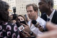Bull – Als Reese Burton beschuldigt wird, einen Spitzenathleten der Hudson University ermordet zu haben, setzt Bull (Michael Weatherly, M.) alles daran, die Jury in die richtige Richtung zu lenken, denn schließlich ist die Angeklagte nach eigener Aussage selbst Opfer. Genau das aber macht den Fall so kompliziert und hat dazu geführt, dass die Jury voreingenommen ist ...