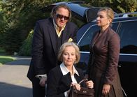 Geld.Macht.Liebe – ARD GELD.MACHT.LIEBE, Folge 7, BEKENNTNISSE, Deutschland 2009, Regie Christine Kabisch Uhr im Ersten. Will Stern (Michael Brandner) unterstützt seine Schwester Sophia (Susanne Schäfer, rechts), die von ihrer Schwiegermutter Lilo (Gerlinde Locker) gegängelt wird.