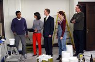 How I Met Your Mother – Wollen gemeinsam das Babyzimmer streichen: (v.l.n.r.) Kevin (Kal Penn), Robin (Cobie Smulders), Barney (Neil Patrick Harris), Lily (Alyson Hannigan) und Marshall (Jason Segel) ...