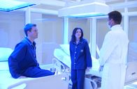 Navy CIS – Dr. Pitt (Steven Eckholdt, r.) teilt Kate (Sasha Alexander, M.) und Tony (Michael Weatherly, l.) die Untersuchungsergebnisse mit ...