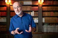Faszination Universum – Das Wissen, das einmal kilometerlange Regale einnahmen, ist heute von jedem PC nur einen Klick entfernt. Und die Menge der Information, die für jeden verfügbar ist, wächst weiter. Wie soll man da den Überblick behalten? Prof. Harald Lesch als Wegweiser aus dem Info-Dschungel.