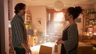 Killing Eve – Als Niko (Owen McDonnell) erfährt, was Eve (Sandra Oh) vor ihm verheimlicht, hat er ein ernstes Wort mit ihr zu reden.