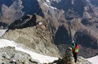 Todesfalle Haute Route - Rekonstruktion eines Dramas – Julia Hruska, Überlende, kehrt mit Bergretter Pascal Gaspoz an den Ort des Unglücks zurück. Nur 550 Meter von der Cabane des Vignettes entfernt.
