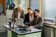Rentnercops – Hui (Aaron Le, r.) präsentiert Günter (Peter Lerchbäumer, l.) und Hannah (Swetlana Schönfeld, M.) seine Rechercheergebnisse.