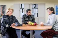 Notruf Hafenkante – Direktorin Ekkhard (Marion Martienzen, r.) gibt Claudia (Janette Rauch, l.) und Tarik (Serhat Cokgezen, M.) zu verstehen, dass sie die Anzeige wegen Körperverletzung, die ein Schüler ihres Gymnasiums gegen seinen Mathelehrer erstatten möchte, gern schulintern regeln würde.