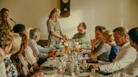 neoriginal: Tschappel – Ein besonderer Moment bei der Silbernen Hochzeit von Anneliese Eisele (Helga Reichert, M.) und Wolfram Eisele (Roberto Martinez, 5.v.r.). Während sich das Paar rührend die Hände hält, sorgt Tante Gabi (Nina Gnädig, l.) musikalisch für die passende Stimmung.