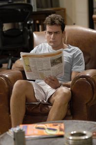 Two and a Half Men – Charlie (Charlie Sheen) kann nicht verstehen, dass Berta gegangen ist ...