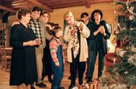 Single Bells – L-R: Johannes' Mutter (Inge Konradi), Johannes Moor (Erwin Steinhauer), Kathi Treichl (Martina Gedeck), Sissi (Mariella Hahn), Lilibet (Johanna von Koczian), Gregor (Thomas Beyrhofer), Luiserl Moor (Mona Seefried)