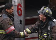 Chicago Fire – Dank für einen guten Einsatz:Charlie Barnett als Peter Mills, David Eigenberg als Christopher Herman (Copyright SRF/NBC Universal)