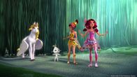 Mia and me - Abenteuer in Centopia – Mia (re.) möchte mehr über Rixels grünes Elixier herausfinden und folgt Königin Maylas Rat, sich im Schwarzen Wald umzusehen.