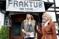Mord mit Aussicht – Böses Erwachen nach dem "Fraktus"-Konzert im Gasthof Aubach - Roadie Gonzo liegt tot in den Rabatten. Seine schwangere Freundin Cherry (Alexandra Schalaudek, l.) und Sophie Haas (Caroline Peters, r.) sind fassungslos.